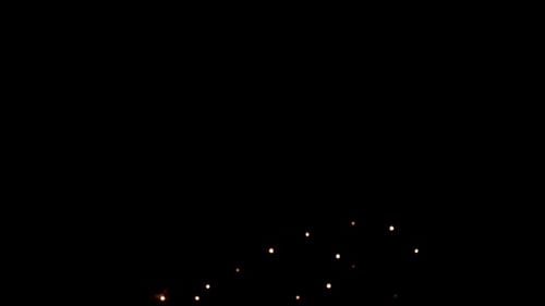 Echtes Feuerwerk auf tiefschwarzem Hintergrund Himmel auf Fireworks Festival Show vor dem Unabhängigkeitstag auf 4