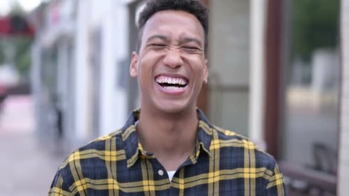Portrait extérieur d'un jeune homme africain qui rit