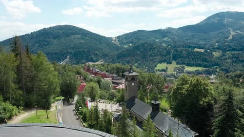 Vue aérienne par Drone du Sanctuaire de la Mère de Dieu, de la Reine de Pologne et des Beskides en arrière-plan