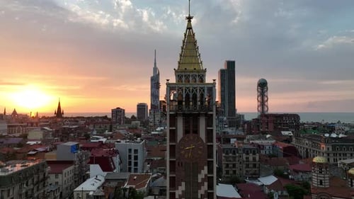 Batumi, Georgia - 15. Juni 2022: Luftaufnahme der Piazza Batumi im Zentrum der Stadt. Stadtbild bei Sonnenuntergang