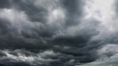 Majestätische graue Wolken über den Horizont