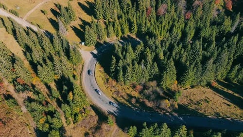 Straße in den Bergen und Autoverkehr