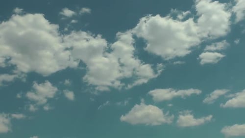 Weiße Wolken schweben im Himmel