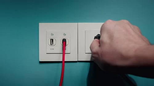 O homem estava conectando um aparelho elétrico em sua casa