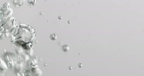 Bulles tombant et montant dans l'eau