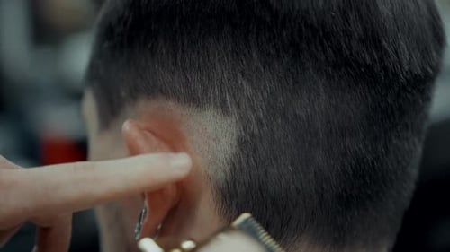 Mann bekommt einen Haarschnitt von einem Friseur