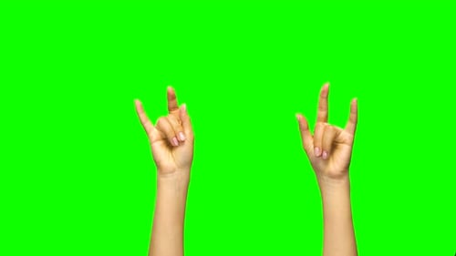Manos que aparecen y muestran un signo genial. Pantalla verde. De cerca.