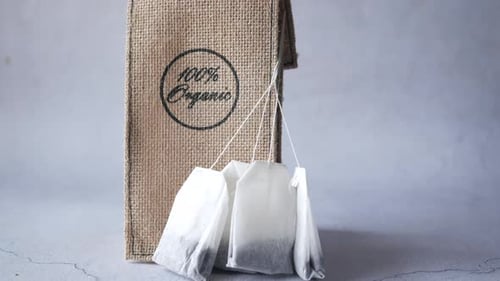 Bolsa de té orgánica con bolsa pequeña sobre la mesa, de cerca