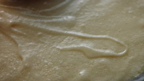 Den Teig für den Kuchen in Form von Backen backen