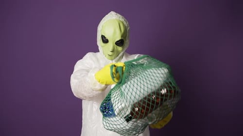 Traje sanitario con humanoide arroja botellas de la bolsa