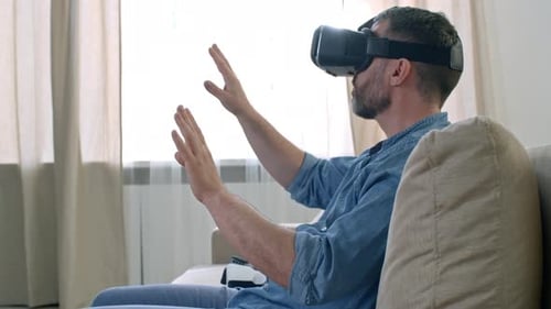Mann in VR-Brille gestikuliert