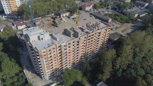 Mehrfamilienhaus im Bau in einer Stadt