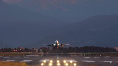 Das Flugzeug startet bei Sonnenuntergang. Das Flugzeug startet in der Morgendämmerung. Weitschuss