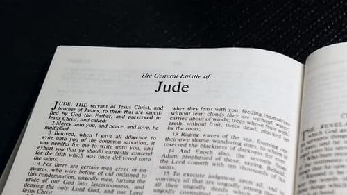 Nahaufnahme der Bibelseite Zum Buch Judas