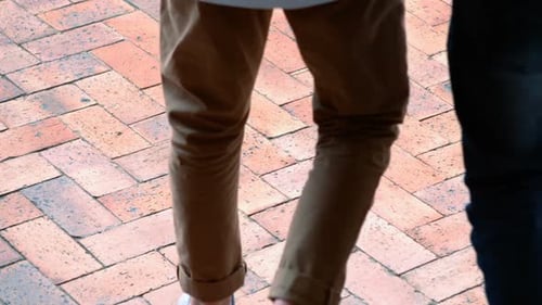 Crianças da escola andando no corredor da escola