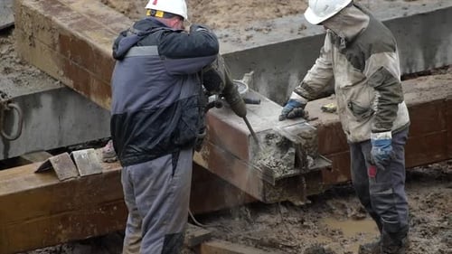 Afilado con sierra angular a través de pilotes de construcción en