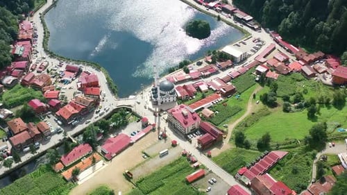 Drone aérien survolant une mosquée dans un petit village autour des montagnes d'Uzungol Trabzon