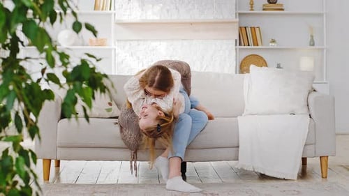Fürsorgliche liebevolle Mutter Erwachsene Frau Babysitter Umarmungen Kuscheln Umarmen Kleine süße entzückende Tochter