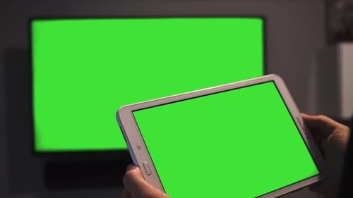 Tablette à écran vert Gros plan et visionnage de la télévision écran vert.