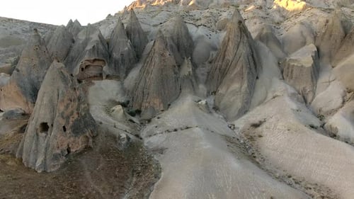 Hoodoos, Feenkamine und historische Höhlenhäuser in sedimentären vulkanischen Felsformationen