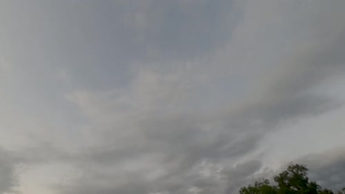 Nachtabfall von Wolken und Sternen in einer regnerischen Nacht