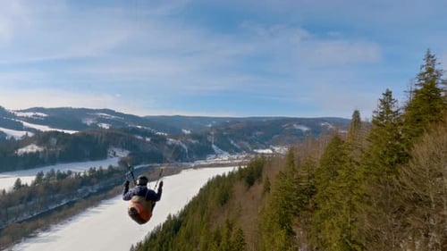 Proximité Parapente Voler au-dessus de la forêt Liberté Action Adrénaline
