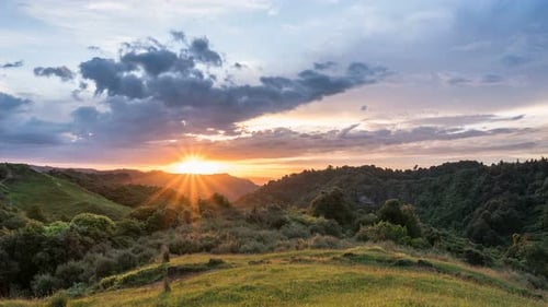 Bunter Sonnenuntergang am Abend mit Dramatisch Wolken Himmel über wilder Natur in der neuseeländischen Landschaft