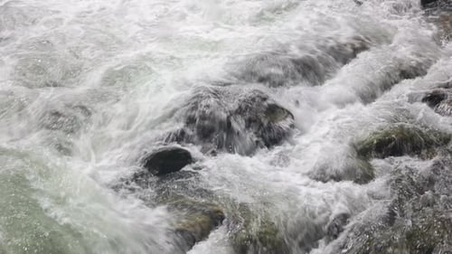 Cascade d'une rivière Foamy Mountain coulant entre des pierres