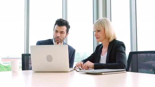 Zwei Geschäftsleute sprechen im Büro über Projektstrategie