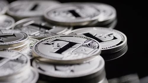 Rotierende Aufnahme von Bitcoins (digitale Kryptowährung) - BITCOIN LITECOIN