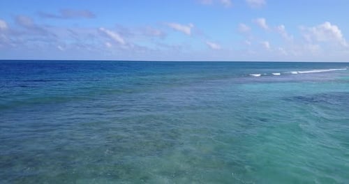 Luxuriöse Overhead-Kopie-Weltraumaufnahme eines weißen Sandparadiesstrandes und eines aquablauen Oze