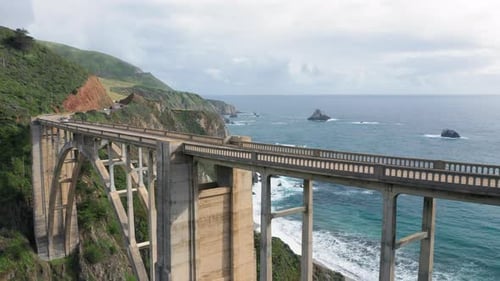 Drohnenaufnahmen mit berühmtem amerikanischen Wahrzeichen — malerische Brücke mit beeindruckender Meereslandschaft