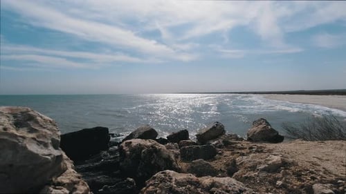 Ein Blick auf das Meer von hinter einigen Felsen