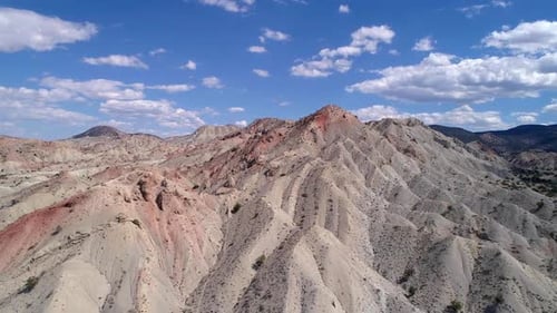 Survoler une chaîne de montagnes colorées en Utah