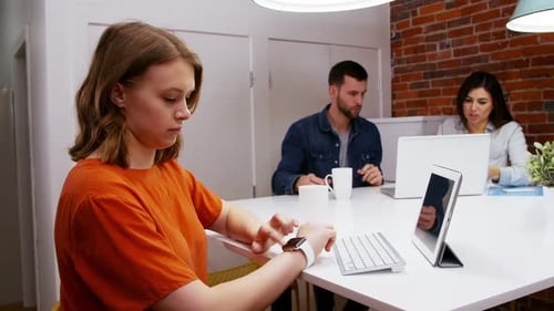Femme cadre travaillant au bureau