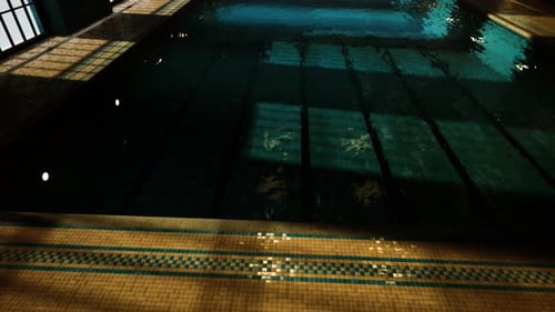Der Blick auf ein leeres öffentliches Schwimmbad im Innenbereich