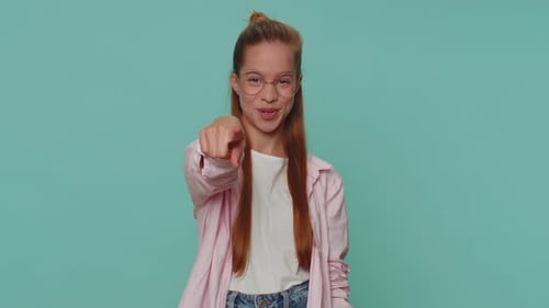 Hübsches Mädchen lächelt aufgeregt und zeigt auf die Kamera und wählt glücklichen Gewinner, der anzeigt, dass