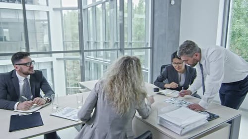 Empresario discutiendo documento con colegas