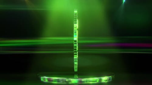 Grüner Bitcoin rotiert auf dunklem Hintergrund mit Neonbeleuchtung
