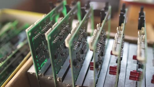 Foto deslizante de um grande microcircuito verde com componentes