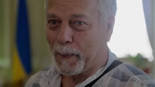 Aposentado grisalho animado discute o assunto ativamente