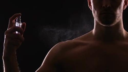 Athletic Man sprüht Parfums auf Torso, Verführerischer Duft für Dating, Zeitlupe