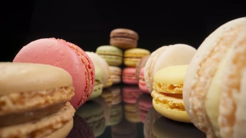 Macarons colorés, confiserie, guimauves, sur, a, noir, réfléchissant, fond, en perspective