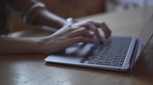 Geschäftsfrau sucht im Internet in ihrem Internet und arbeitet von zu Hause aus