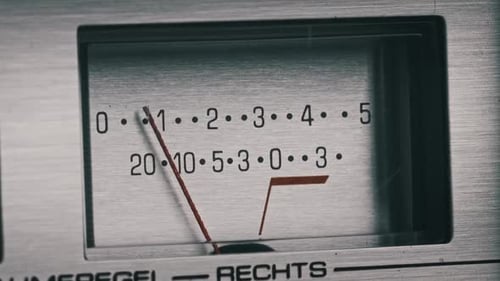 Medidor VU analógico no indicador de seta do gravador de fita prateado