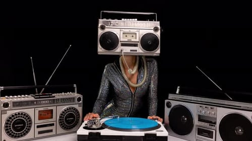 Femme avec un ghettoblaster en tant que tête de DJ