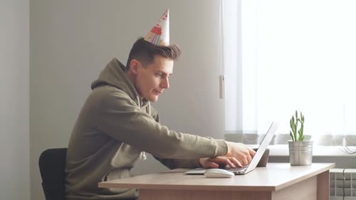 Hübscher Mann Designer arbeitet im Büro einer Kreativagentur