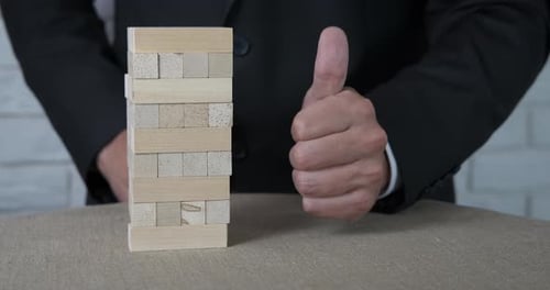 Baue einen kleinen Blockturm.