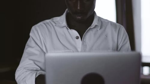 Männlicher Freelancer konzentriert sich auf die Arbeit