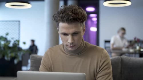 Portrait De Jeune Professionnel Freelance